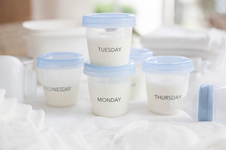 leche materna extraída en recipientes de almacenamiento