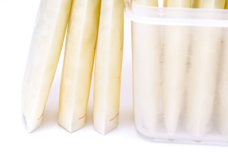 Bolsas de almacenamiento de leche materna congelada en un recipiente