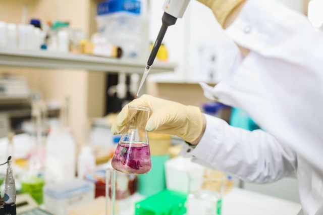 Los acertijos de laboratorio de química son una forma práctica de poner a prueba sus conocimientos.