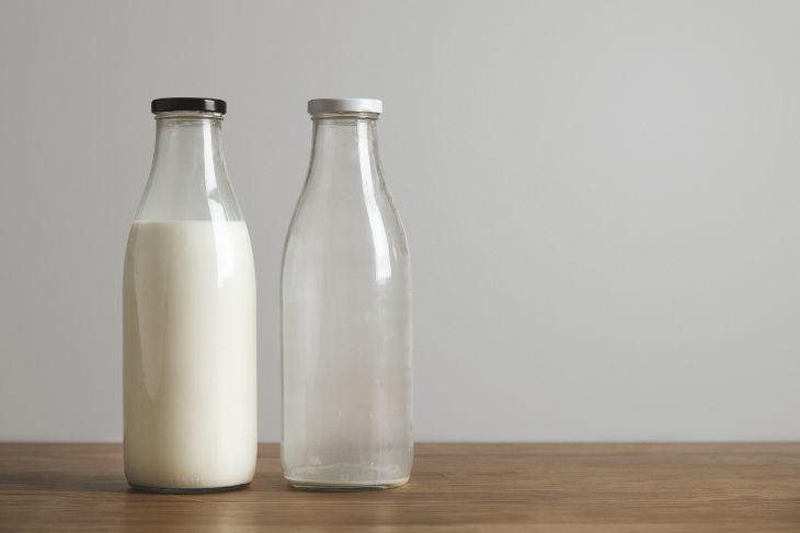 Botellas de leche, una llena, la otra vacía