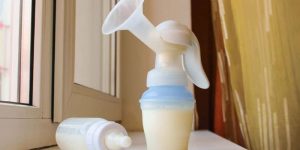 ¿Cuánto tiempo puede permanecer la leche materna a temperatura ambiente?